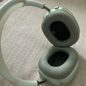 Apple AirPods Max metallic green, fully soundproof, over the ear headphones